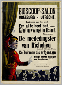 700048 Affiche van de bioscoop-salon Vreeburg (Vredenburg 8) te Utrecht met het weekprogramma met titels als Een al te ...